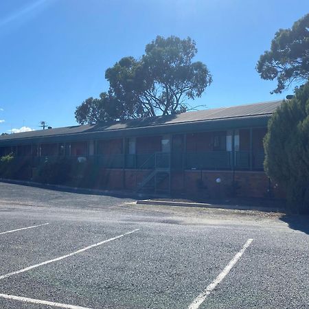 Deniliquin Country Club Motor Inn Екстериор снимка