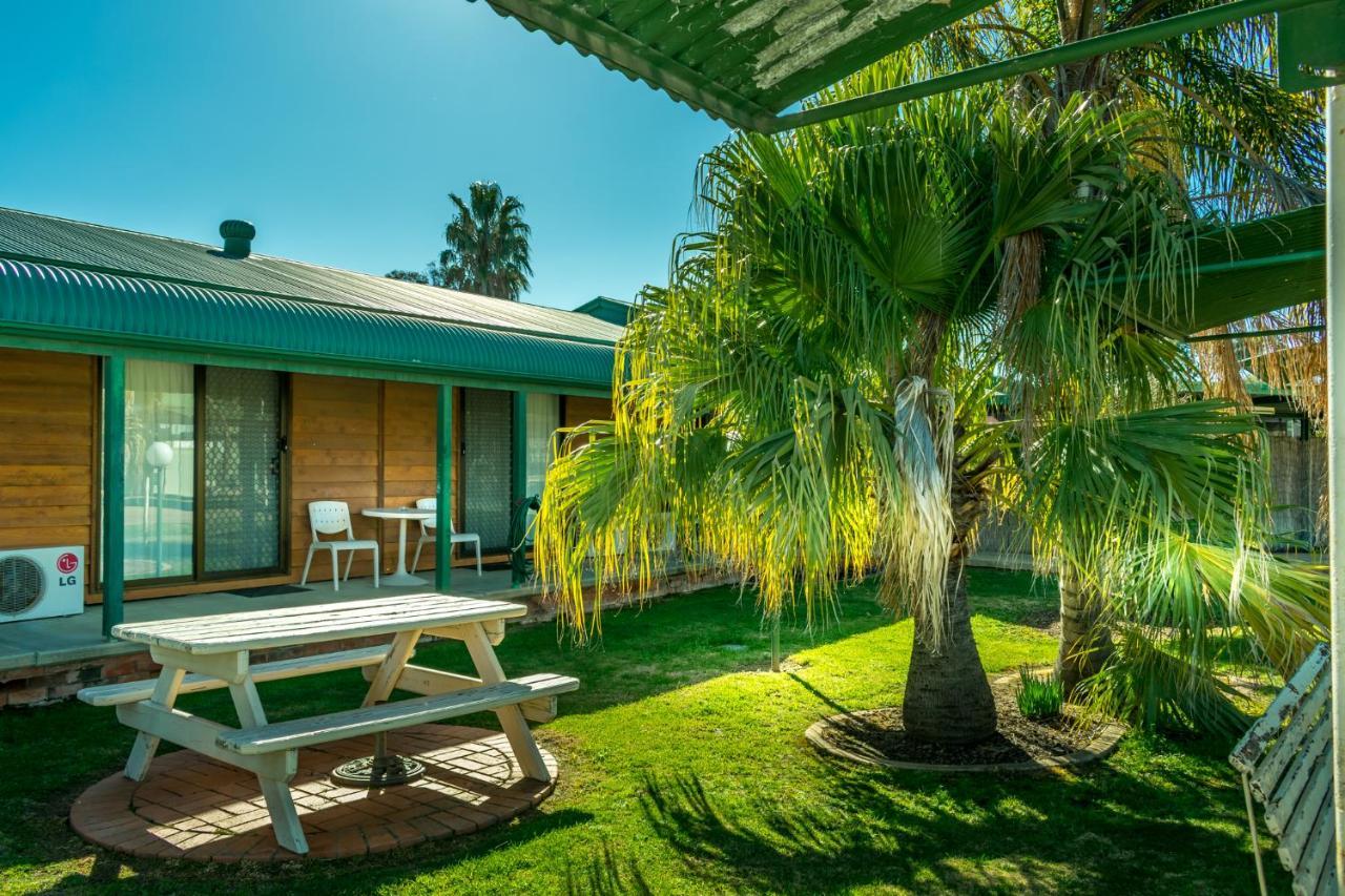 Deniliquin Country Club Motor Inn Екстериор снимка