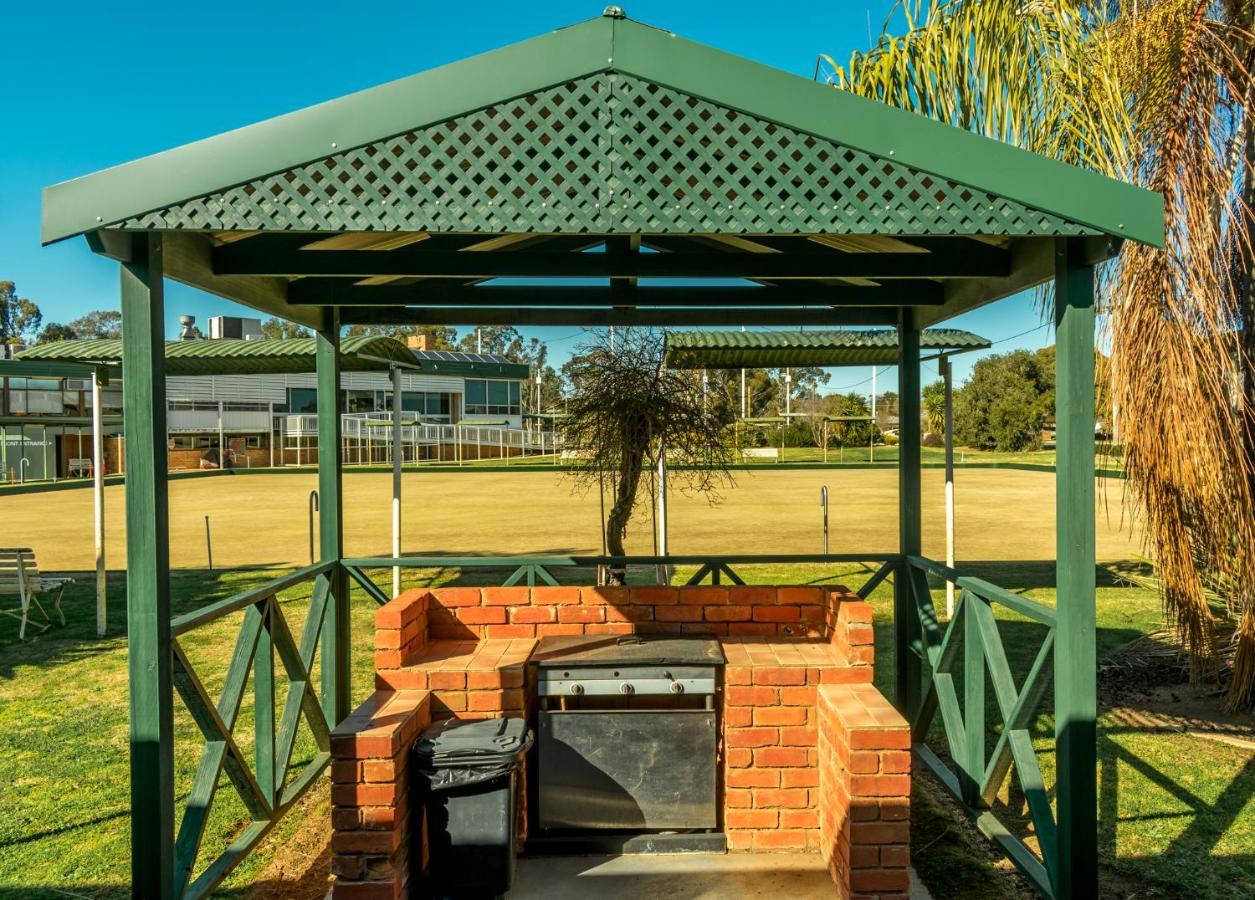 Deniliquin Country Club Motor Inn Екстериор снимка