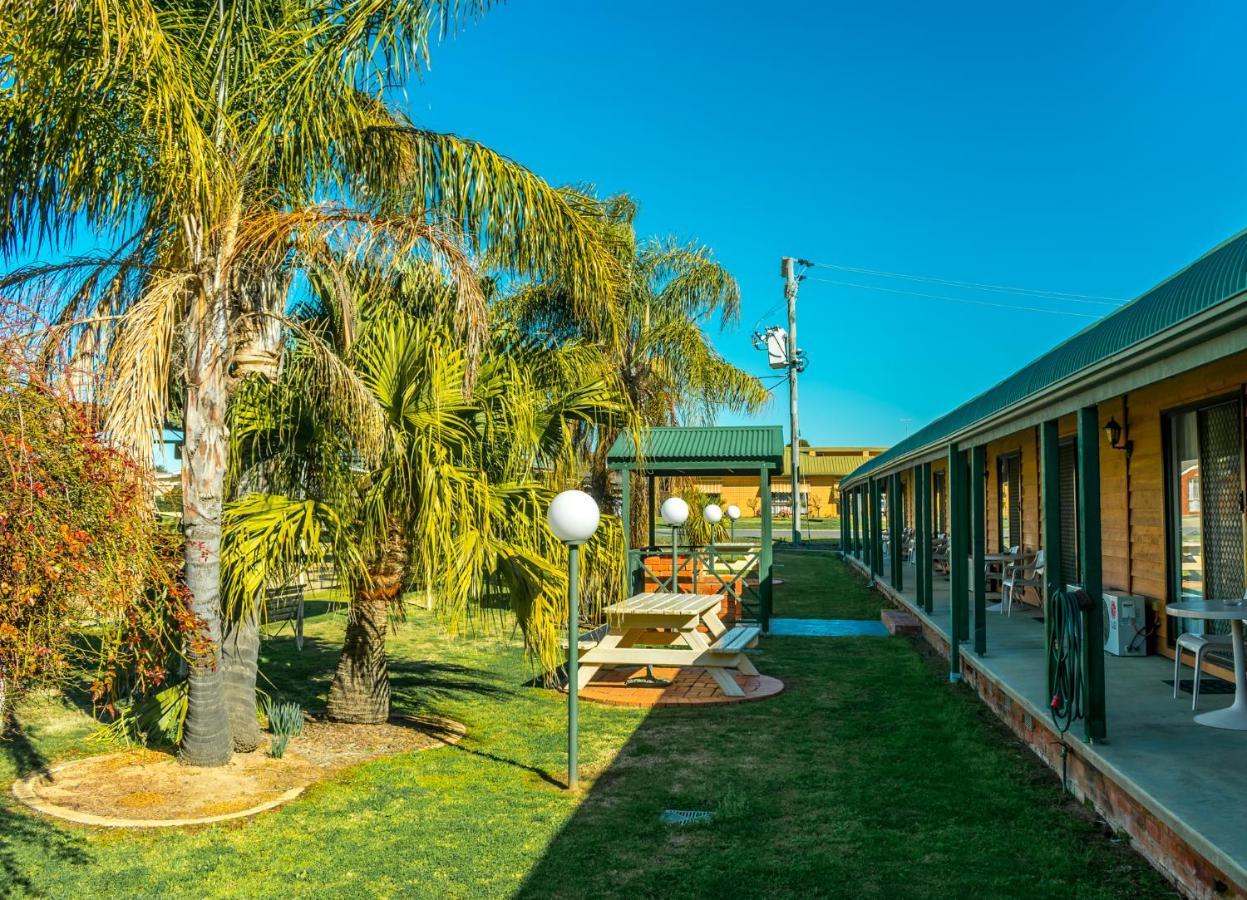 Deniliquin Country Club Motor Inn Екстериор снимка