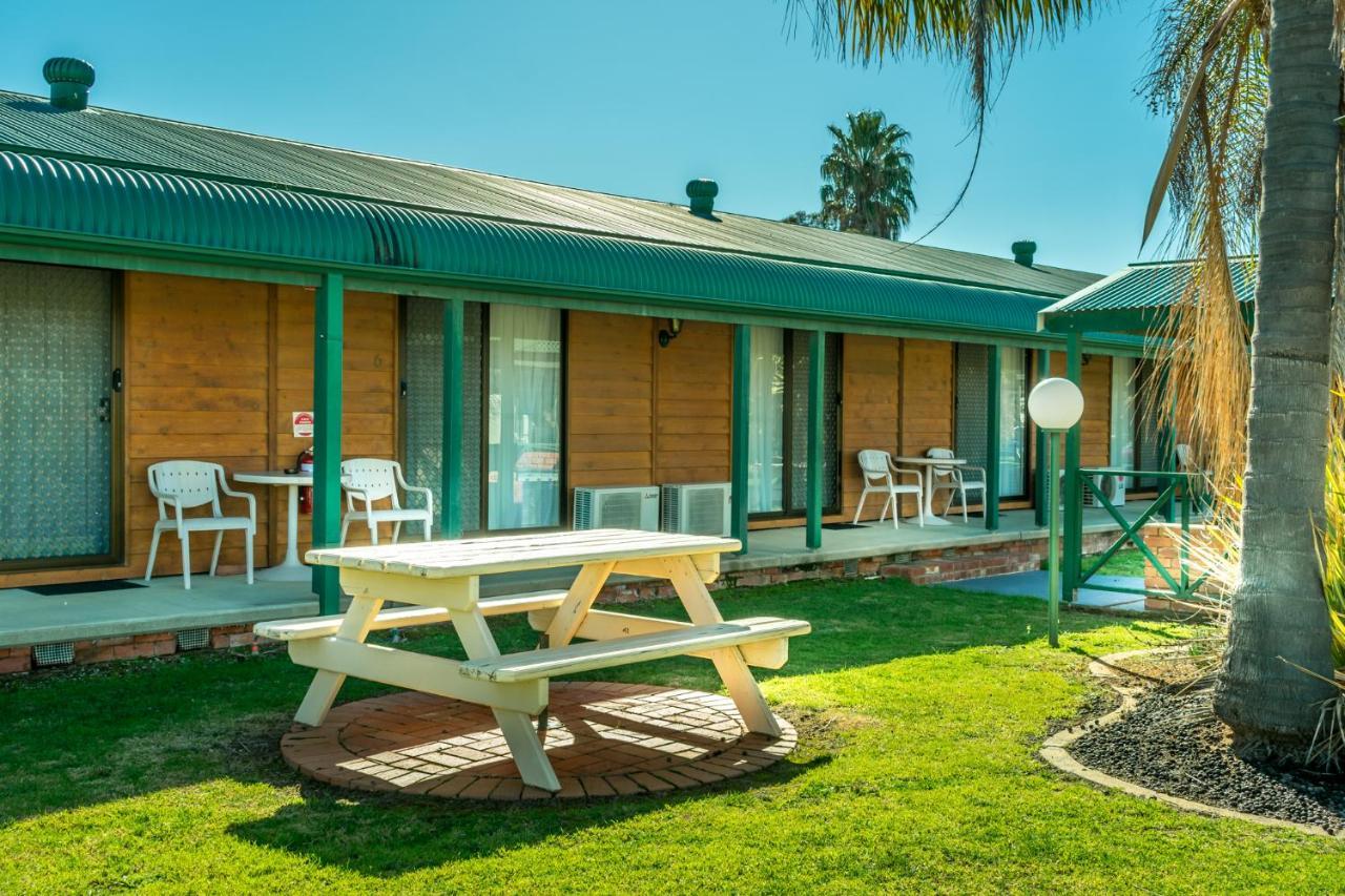 Deniliquin Country Club Motor Inn Екстериор снимка