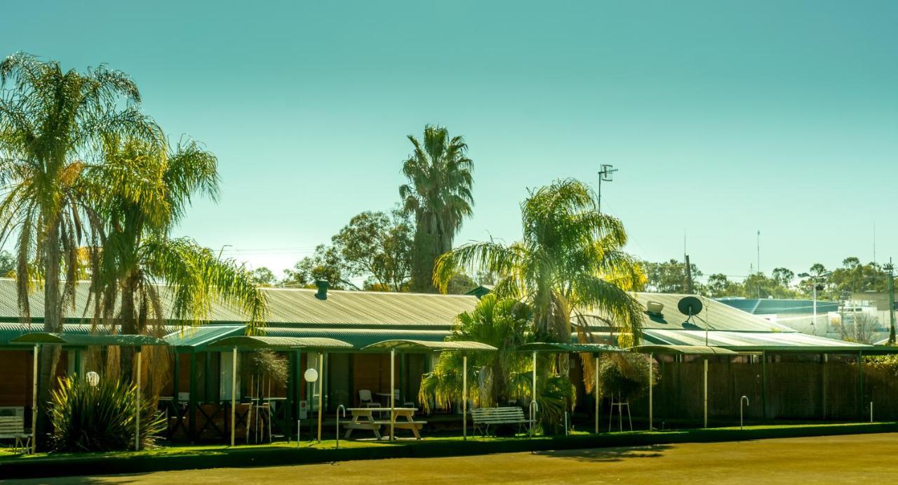 Deniliquin Country Club Motor Inn Екстериор снимка
