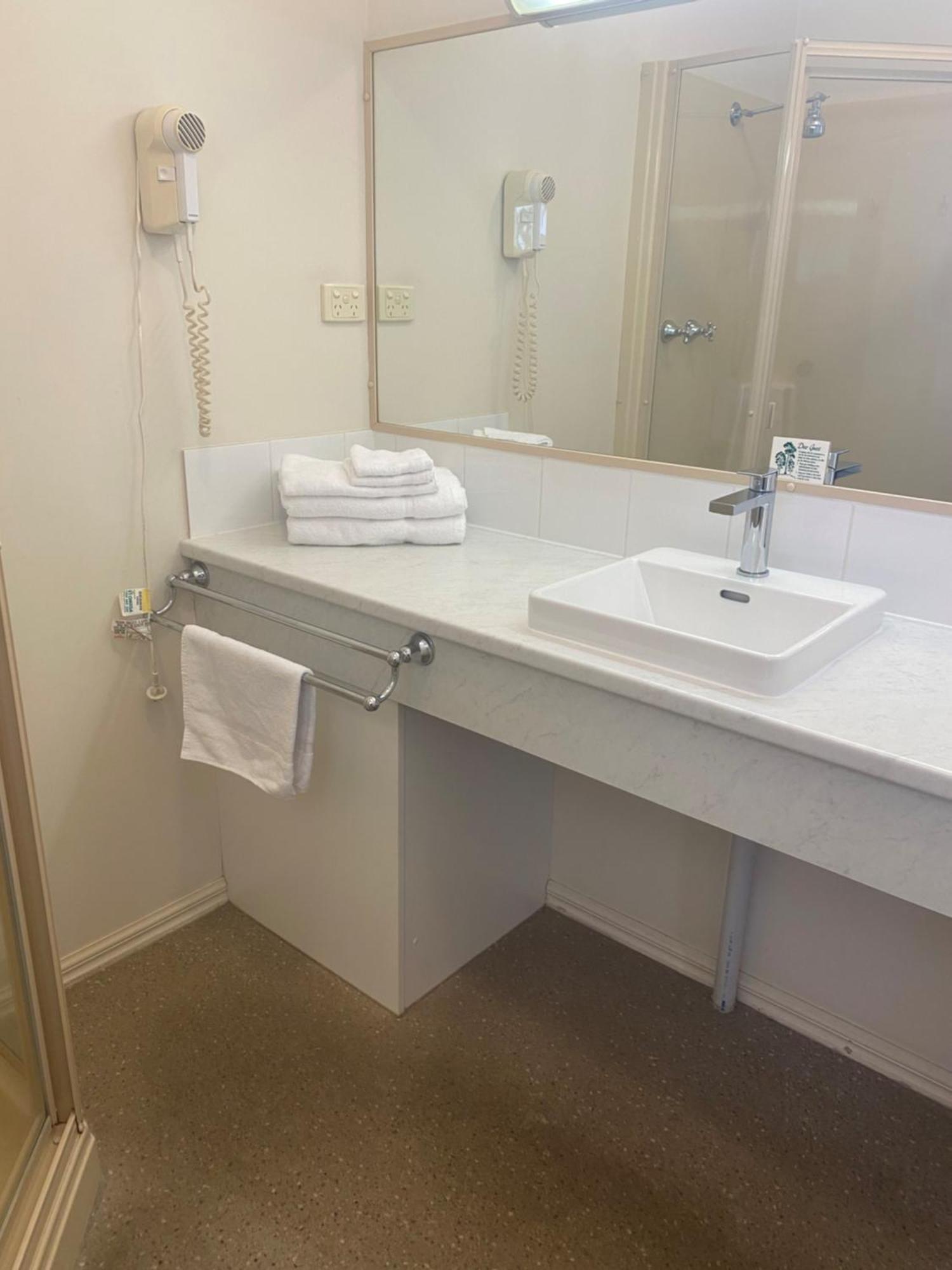 Deniliquin Country Club Motor Inn Екстериор снимка
