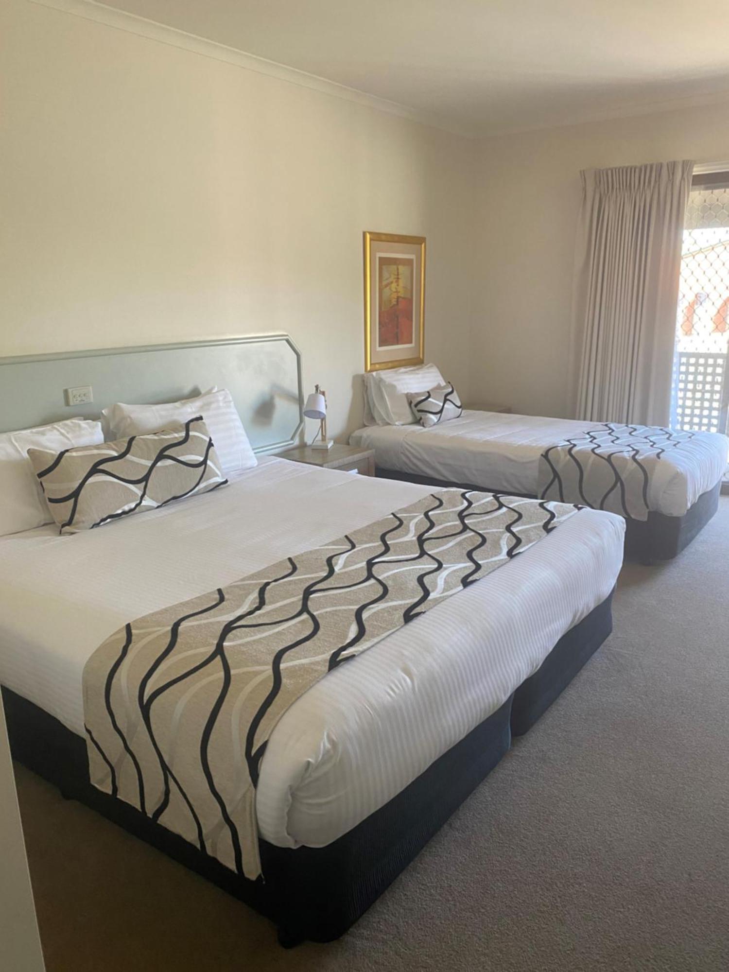 Deniliquin Country Club Motor Inn Екстериор снимка