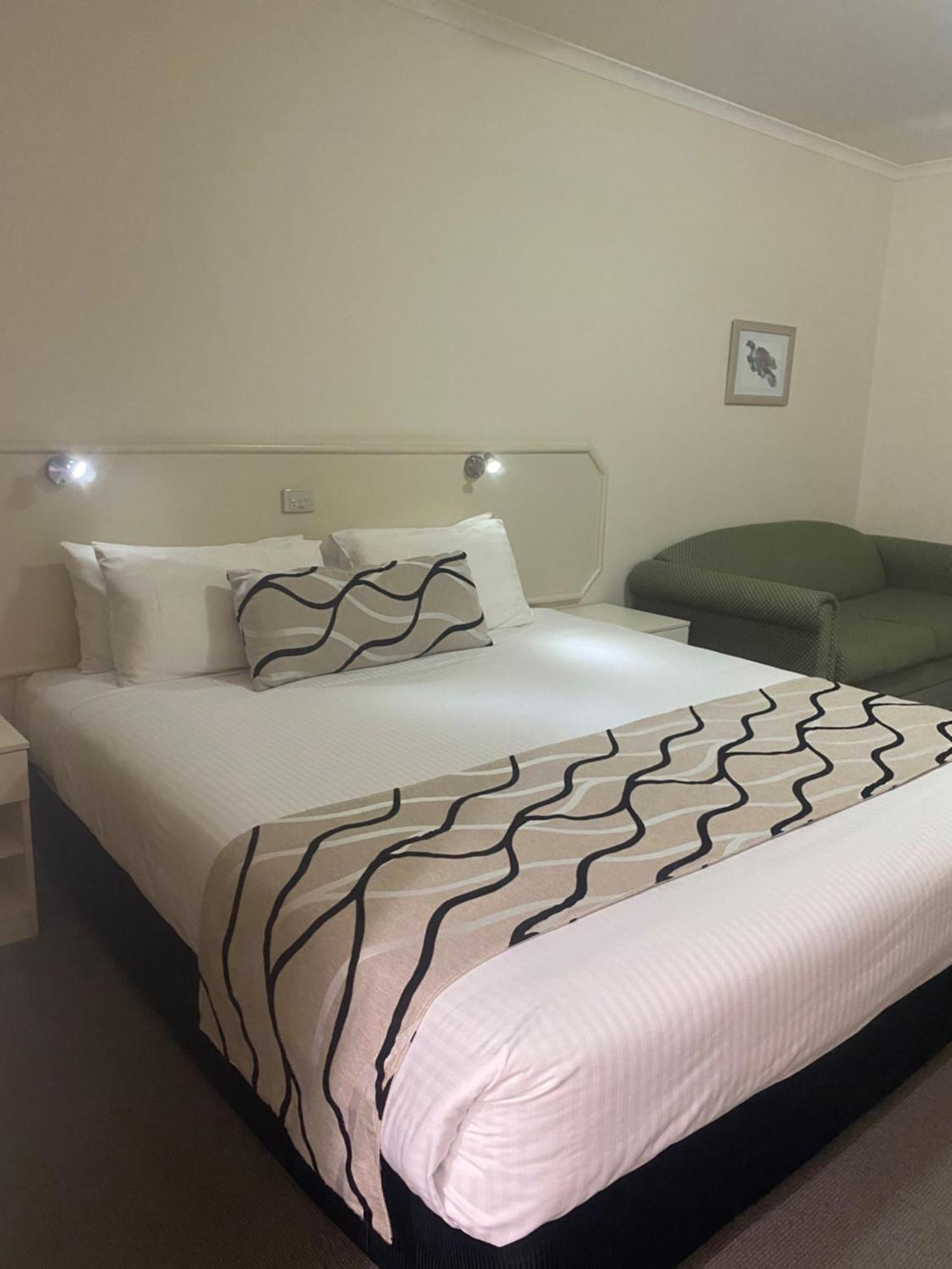Deniliquin Country Club Motor Inn Екстериор снимка