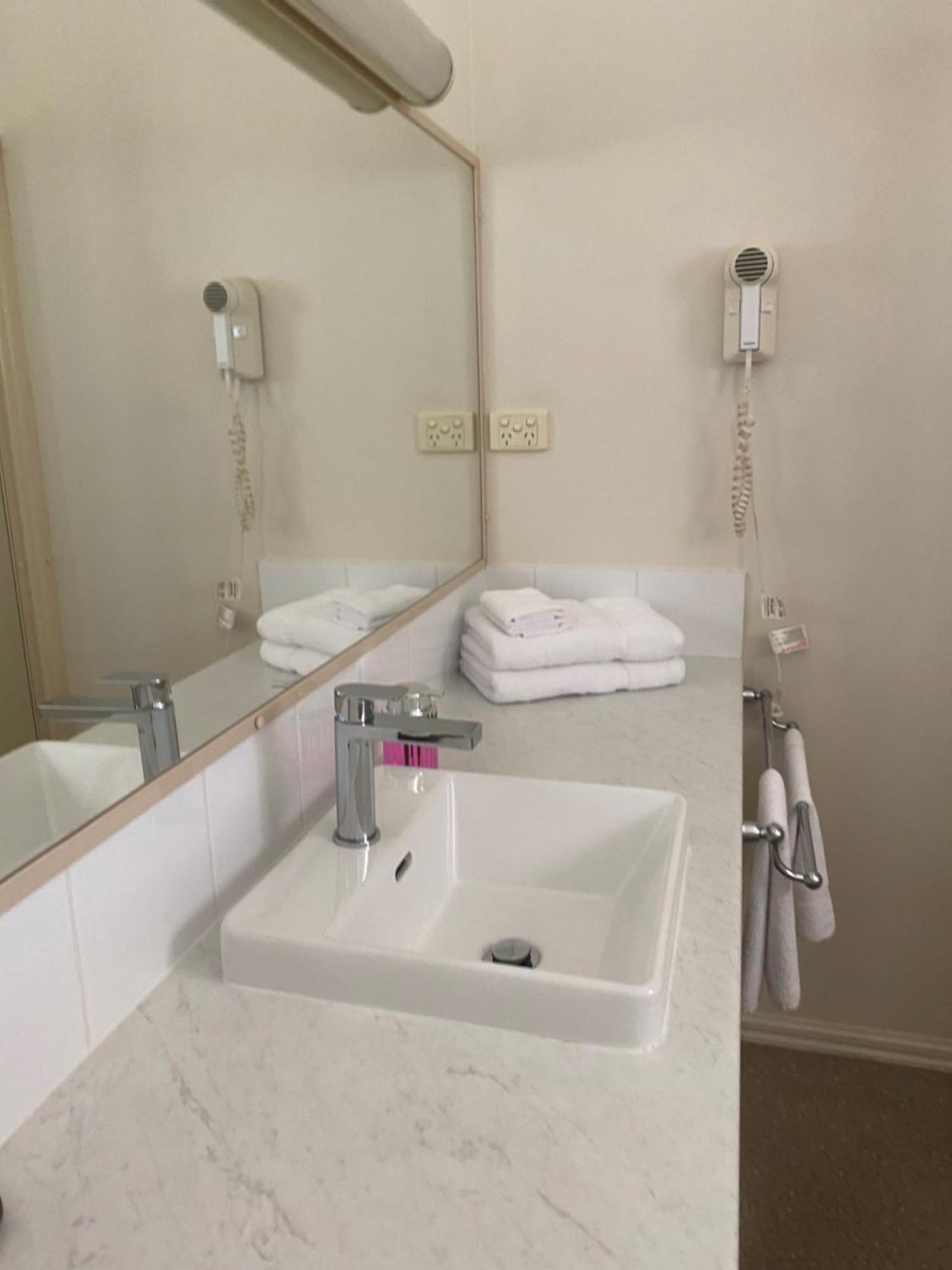 Deniliquin Country Club Motor Inn Екстериор снимка