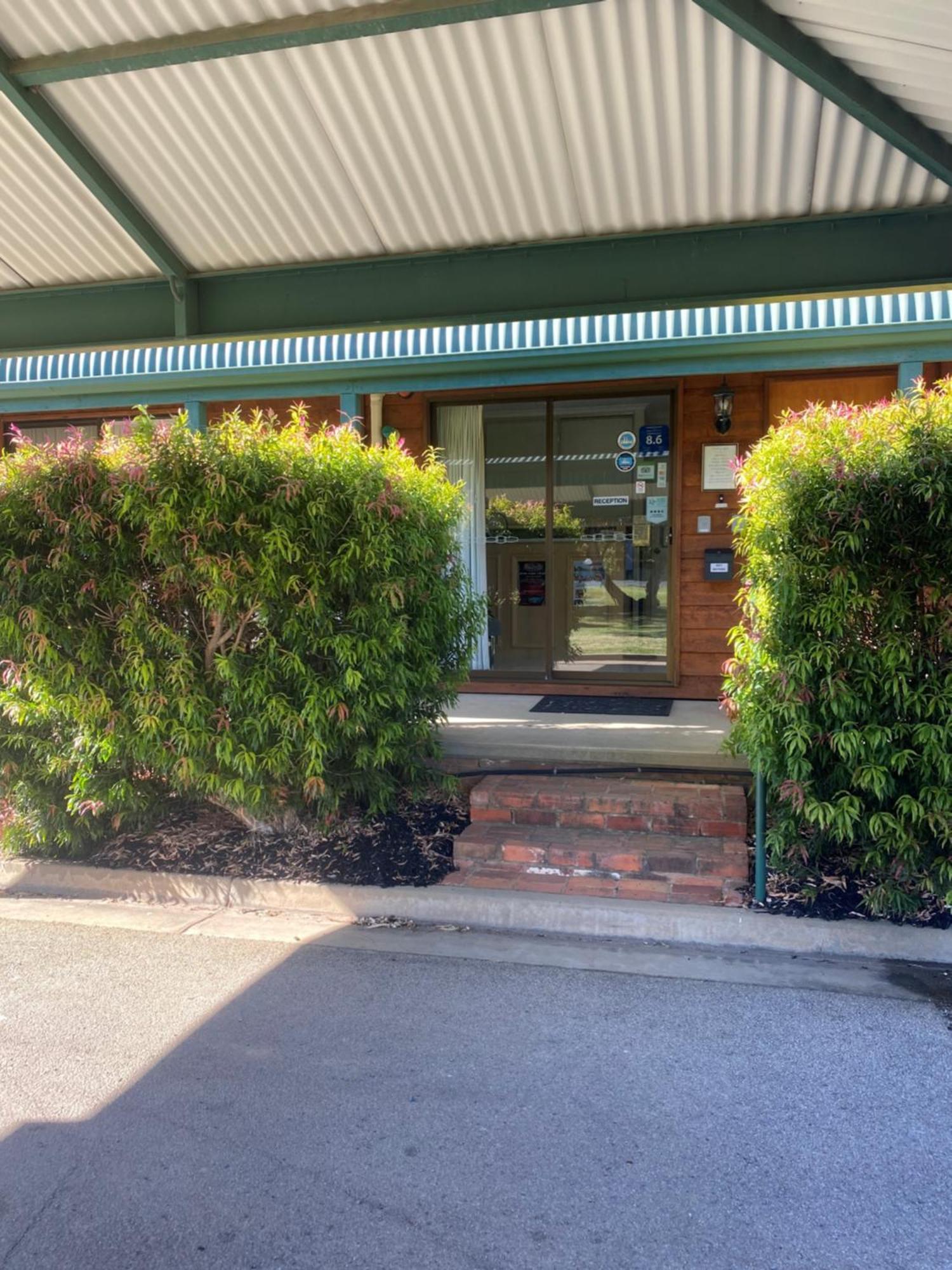 Deniliquin Country Club Motor Inn Екстериор снимка
