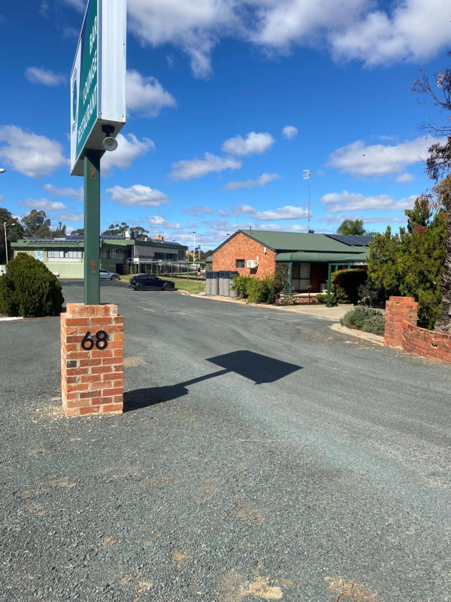 Deniliquin Country Club Motor Inn Екстериор снимка