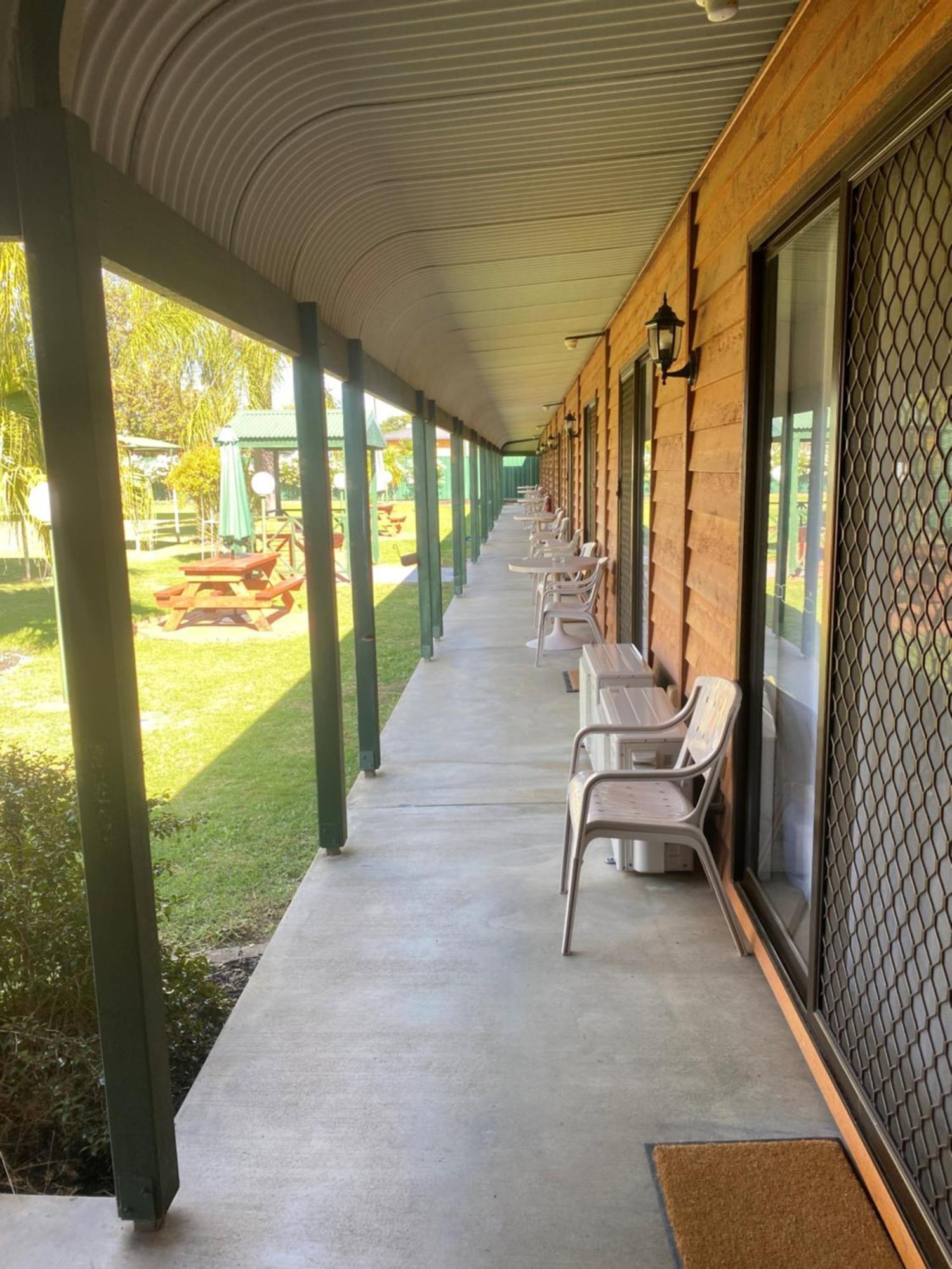 Deniliquin Country Club Motor Inn Екстериор снимка