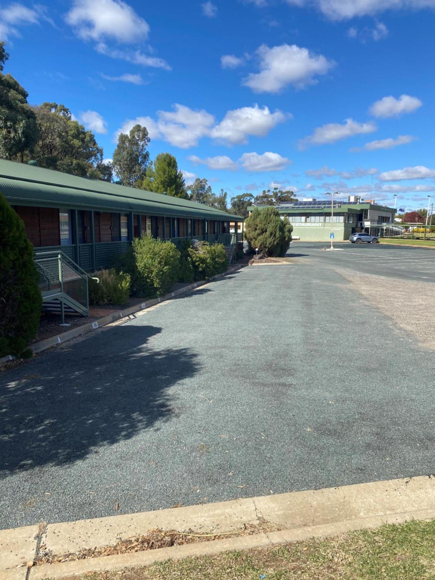 Deniliquin Country Club Motor Inn Екстериор снимка
