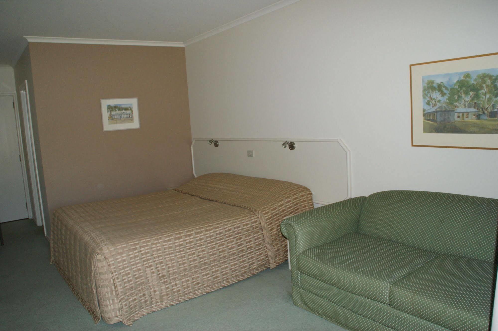 Deniliquin Country Club Motor Inn Екстериор снимка
